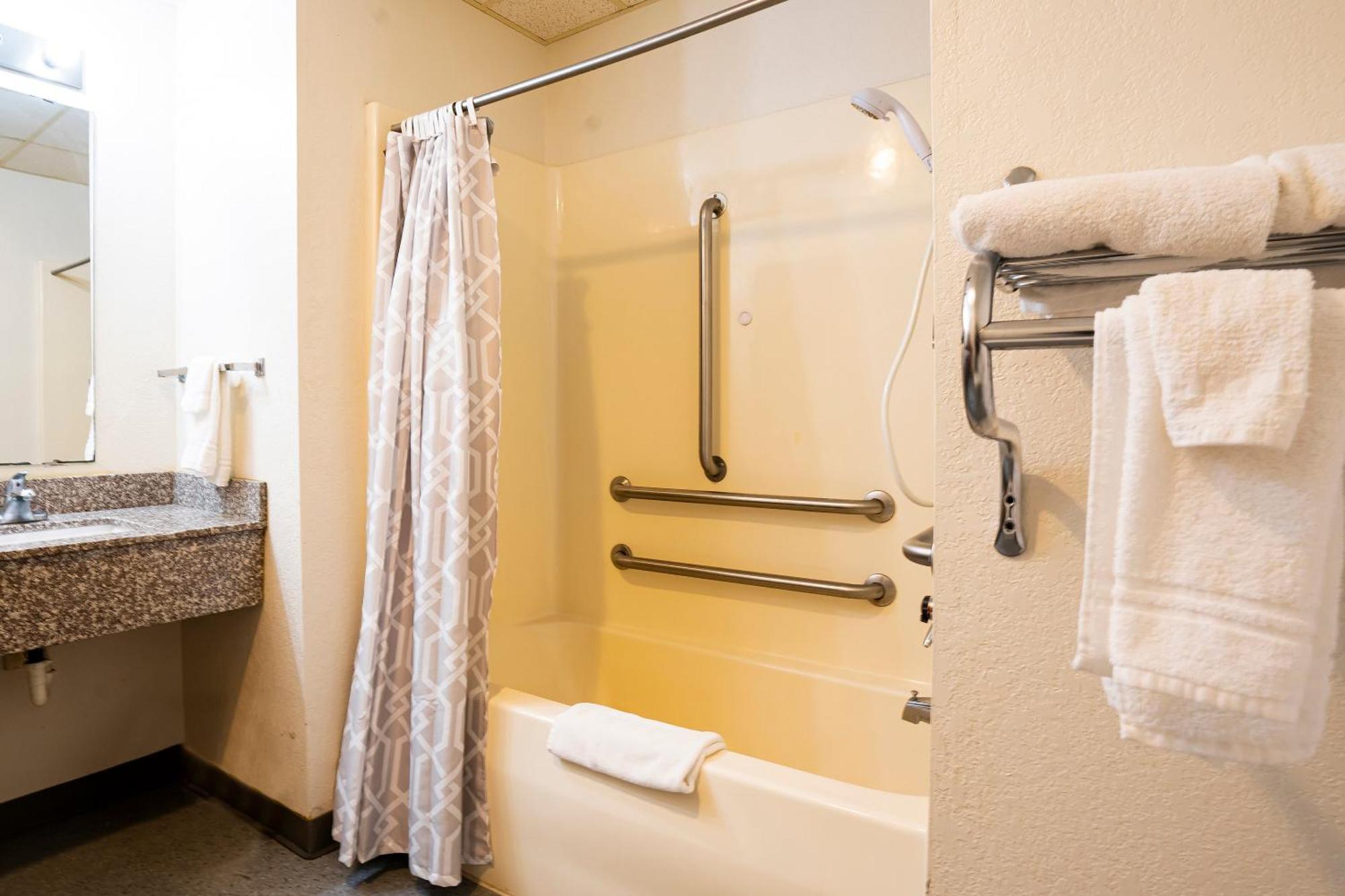 Oyo Hotel Redwood Falls Near Jackpot Casino Bagian luar foto